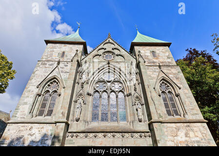 Ostfassade der Domkirche (Stavanger Domkirke, ca. XIII c.). Die älteste Kathedrale in Norwegen, Wahrzeichen von Stavanger Stockfoto