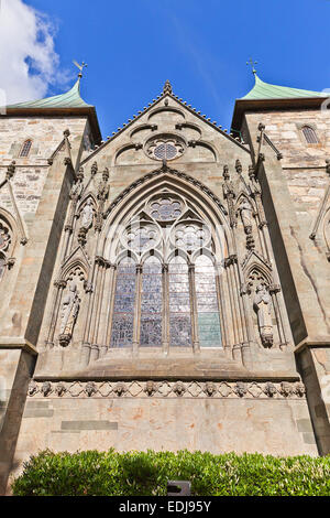 Ostfassade der Domkirche (Stavanger Domkirke, ca. XIII c.). Die älteste Kathedrale in Norwegen, Wahrzeichen von Stavanger Stockfoto