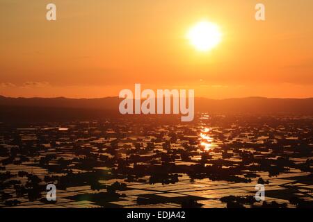 Sonnenuntergang auf überfluteten Reisfeld, Sankyoson, Toyama, Japan Stockfoto