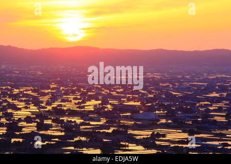 Sonnenuntergang auf überfluteten Reisfeld, Sankyoson, Toyama, Japan Stockfoto