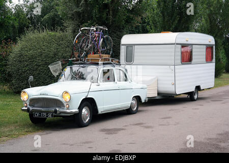 Frankreich - Juli 2014: Oldtimer und Wohnwagen für Urlaubsreisen verpackt Stockfoto