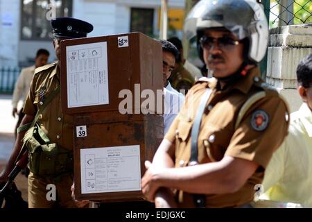 Colombo, Sri Lanka. 7. Januar 2015. Ein Sri Lanka Wahl Arbeiter trägt Wahlurnen in Colombo, Sri Lanka, am 7. Januar 2015. Sri Lankans erlischt zu den Urnen am Donnerstag als der amtierende Präsident Mahinda Rajapaksa und seinem ehemaligen Gesundheit Minister Maithripala Sirisena Kampf es zu nächsten Präsidenten Sri Lankas. © Gayan Sameera/Xinhua/Alamy Live-Nachrichten Stockfoto