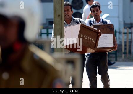 Colombo, Sri Lanka. 7. Januar 2015. Sri Lanka Wahlhelfer weitermachen Wahlurnen in Colombo, Sri Lanka, 7. Januar 2015. Sri Lankans erlischt zu den Urnen am Donnerstag als der amtierende Präsident Mahinda Rajapaksa und seinem ehemaligen Gesundheit Minister Maithripala Sirisena Kampf es zu nächsten Präsidenten Sri Lankas. © Gayan Sameera/Xinhua/Alamy Live-Nachrichten Stockfoto