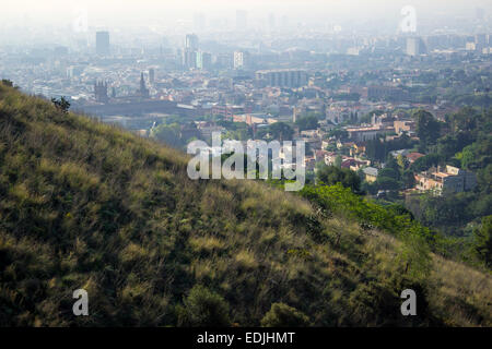 Spätsommer Grasberge oberhalb der Stadt Bath in Nebel Stockfoto