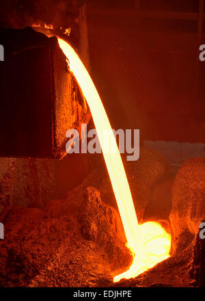 Gießen von flüssigem Metall in offenen Herd Werkstatt des metallurgischen Werkes Stockfoto