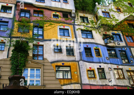 Die Hundertwasser House in Wien, einem bunten Wohnblock, entworfen von dem Architekten Friedensreich Hundertwasser. Stockfoto