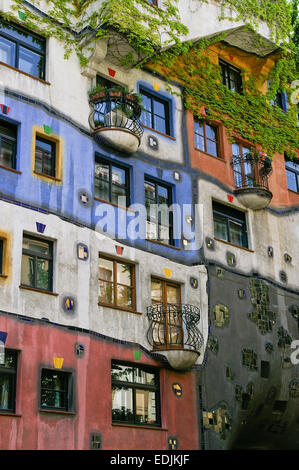 Die Hundertwasser House in Wien, einem bunten Wohnblock, entworfen von dem Architekten Friedensreich Hundertwasser. Stockfoto