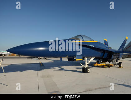 Moderne Marine Kampfjet in blauer Farbe auf dem Boden Stockfoto