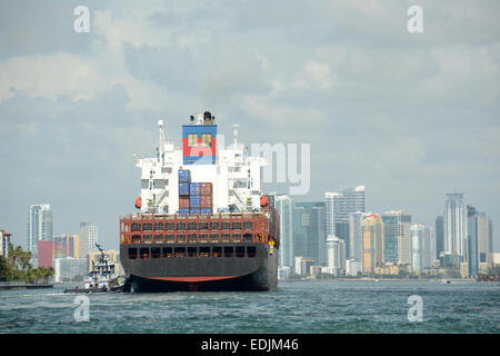 Schwere Fracht Containerschiff tritt in den Hafen von Miami, Florida Stockfoto