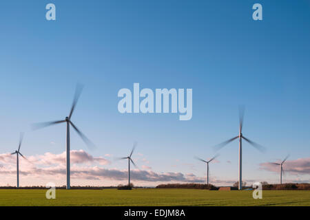 Moderne Windkraftanlagen im Feld bei Sonnenuntergang an einem feinen Winterabend in Lissett, in der Nähe von Beverley, Yorkshire, Großbritannien. Stockfoto