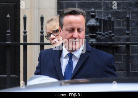 London, UK. 7. Januar 2015.  David Cameron verlässt 10 Downing Street zur Teilnahme an der ersten Fragestunde von 2015 an den Houses of Parliament. Bildnachweis: JOHNNY ARMSTEAD/Alamy Live-Nachrichten Stockfoto