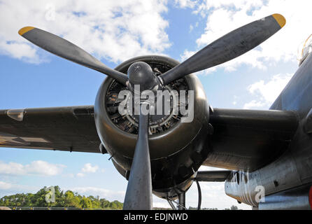 Riesige Propeller und Motor aus dem zweiten Weltkrieg Ära bomber Stockfoto