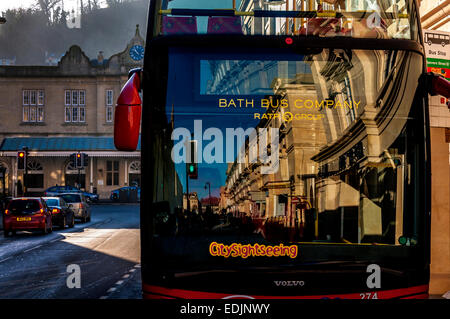 Manvers Straße in Bad Somerset. Reflexion im Bad-Busunternehmen-Sightseeing-bus Stockfoto