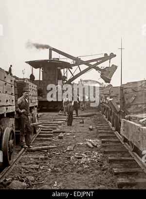 Hilfsarbeiter (Bauarbeiter) bauen den Manchester Ship Canal laden Waggons mit einem Dampf Digger ("Dampf Navvy") um 1890 Stockfoto