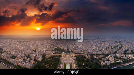 Sonnenuntergang über Paris vom Eiffelturm aus gesehen Stockfoto