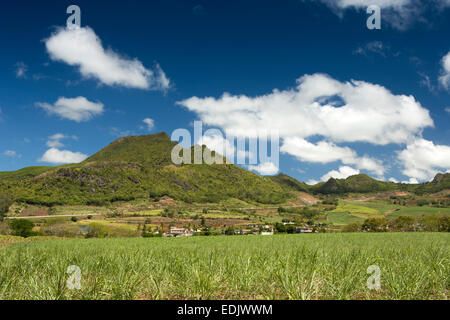 Mau709Mauritius, Creve Coeur, Autobahn durch Berge über dem Dorf vorbei Stockfoto