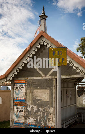 Mauritius, Vacoas, Plakate auf ländliche Haltestelle mit durchbohrten Dekoration Stockfoto