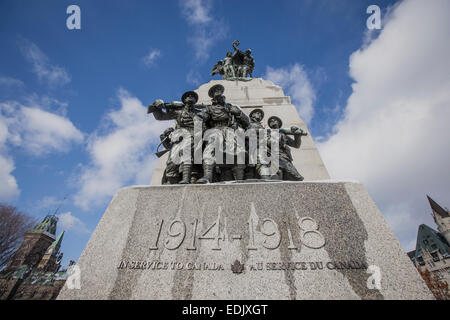 Eine Gruppe von Jugendlichen steht das nationale Kriegerdenkmal und das kanadische Grab des unbekannten Soldaten im Bund Quadrat, O Stockfoto