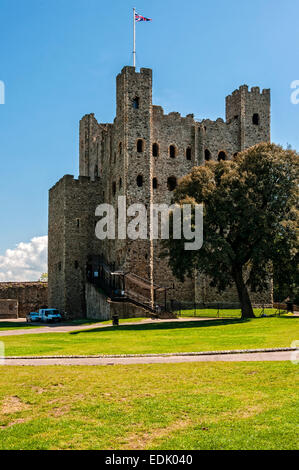 Die beeindruckenden Ruinen der dominierenden Keep von Rochester Burg, erbaut von Kentish dreistöckiges, vor einem tiefblauen Himmel umrahmt Stockfoto