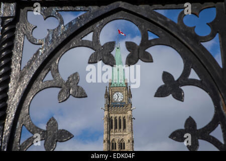 Das Parlament Peace Tower ist durch den vorderen Zaun in Ottawa gesehen. Stockfoto