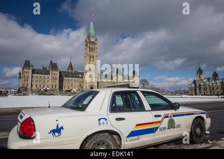 Ein RCMP Polizeiauto parkt vor dem Parlament von Kanada in Ottawa Stockfoto