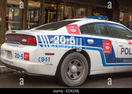 In Montreal ist ein Polizeiauto mit Aufklebern protestieren gegen Rechnung 3 abgebildet. Stockfoto