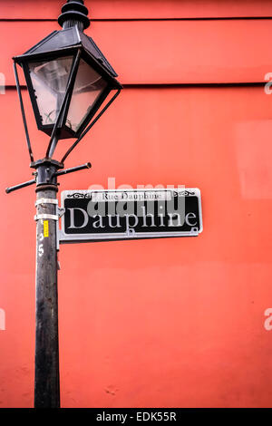 Rue Dauphine Straßenschild in New Orleans French Quarter Louisianna Stockfoto