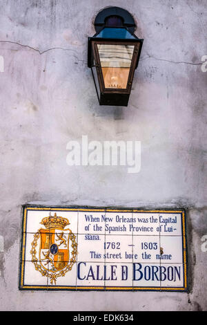 Keramikfliesen, Satz in die Wand eines Gebäudes auf der Bourbon Street im französischen Qtr von New Orleans LA Stockfoto