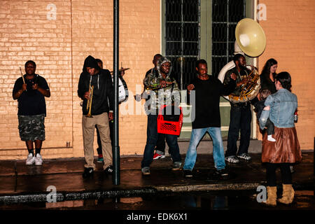 New Orleans Jazz Band spielt im Herzen der französischen Qtr dieser Stadt in der Nacht Stockfoto
