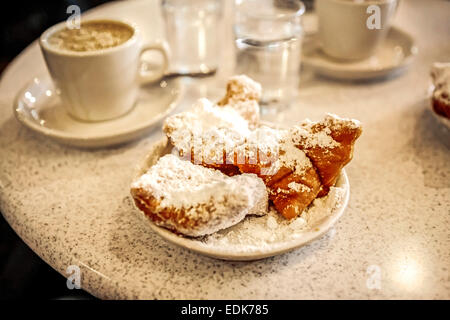 Kaffee und Krapfen in das Cafe du Monde, New Orleans LA Stockfoto