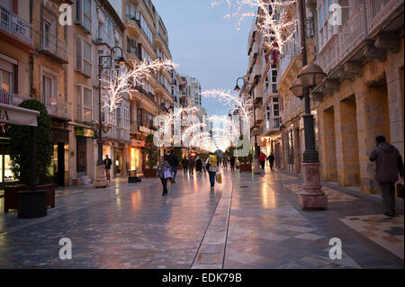 Weihnachtszeit in Cartagena, Fußgänger Straße Calle Carmen, Region Murcia, Spanien Stockfoto