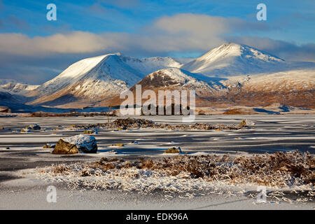 Rannoch Moor und Lochan na-h Achlaise mit gefrorenem Eis und Schnee Schwarz Berg im Hintergrund Lochaber Schottland Großbritannien abgedeckt Stockfoto