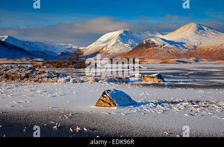 Lochan na-h Achlaise Rannoch Moor und Schwarzen Berg mit Schnee im Hintergrund Lochaber Schottland Großbritannien Stockfoto