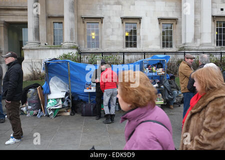 Trafalgar Square, London, UK. 7. Januar 2015. Hausbesetzer aus der Bank in der Nähe von Trafalgar Square vertrieben haben eine 24-Stunden-Suppenküche außerhalb der National Gallery eingerichtet. Bildnachweis: Matthew Chattle/Alamy Live-Nachrichten Stockfoto