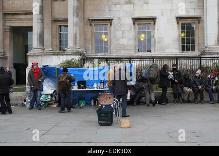 Trafalgar Square, London, UK. 7. Januar 2015. Hausbesetzer aus der Bank in der Nähe von Trafalgar Square vertrieben haben eine 24-Stunden-Suppenküche außerhalb der National Gallery eingerichtet. Bildnachweis: Matthew Chattle/Alamy Live-Nachrichten Stockfoto