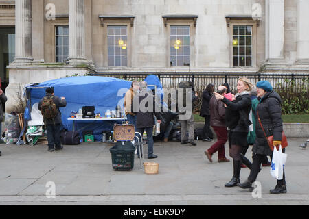 Trafalgar Square, London, UK. 7. Januar 2015. Hausbesetzer aus der Bank in der Nähe von Trafalgar Square vertrieben haben eine 24-Stunden-Suppenküche außerhalb der National Gallery eingerichtet. Bildnachweis: Matthew Chattle/Alamy Live-Nachrichten Stockfoto