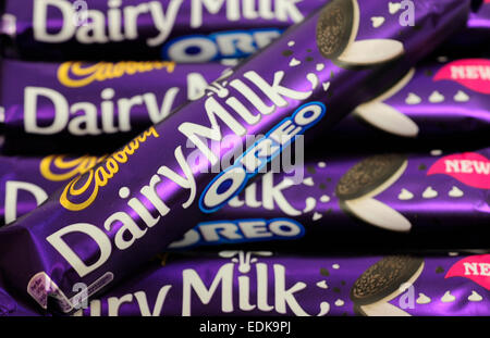 Nahaufnahme von Cadburrys Milch Oreo Schoko bar Stockfoto