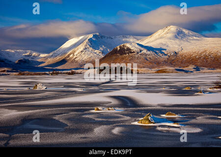 Schwarzer Berg im Hintergrund mit gefrorenen Schnee und Eis bedeckten Lochan na-h Achlaise auf Rannoch Moor, Lochaber Schottland Großbritannien Stockfoto