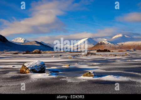 Gefrorene Eis bedeckt überdachte man Na-h Achlaise Rannoch Moor mit Schnee schwarz Mount im Hintergrund Lochaber Scotland UK Stockfoto