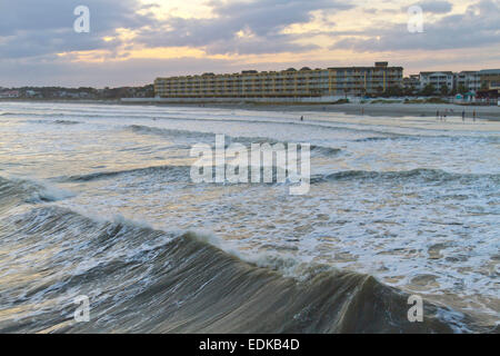 Die Flut in Folly Beach, South Carolina, in der Nähe von Sonnenuntergang Sicht aus, auf dem Meer Stockfoto