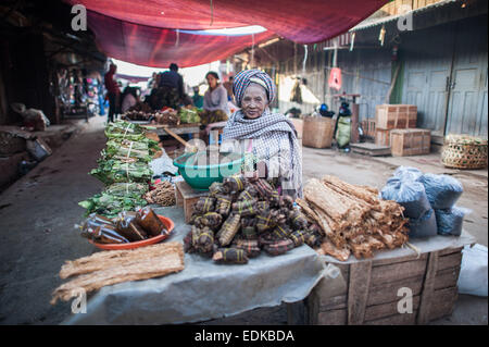 Weiblichen Markt Trader bei Thiri Mingalar Zay Markt, Loikaw Stockfoto