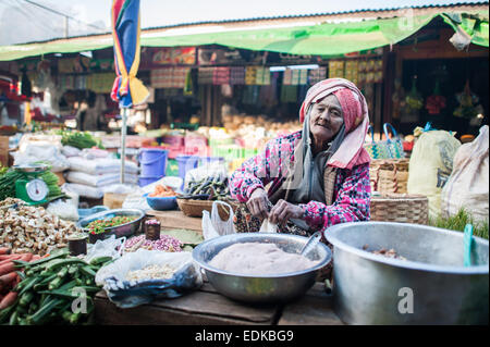Frau verkauft Bohnen und Gemüse auf Loikaw Thiri Mingalar Zay Markt Stockfoto