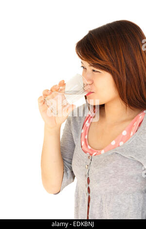 Thai Lady ist Trinkwasser auf weißen background(isolated) und leeren Bereich auf der linken Seite Stockfoto