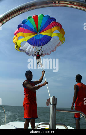 Strand Parasailing in Utorda, Go, Indien Stockfoto