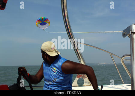 Strand Parasailing in Utorda, Go, Indien Stockfoto