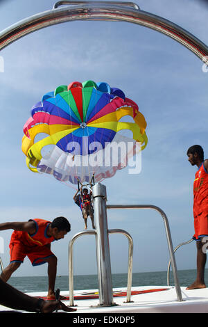 Strand Parasailing in Utorda, Go, Indien Stockfoto