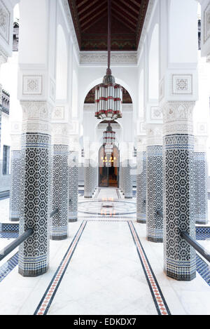 Traditioneller Stuckputz, Fliesen und Säulen des Innenraums des Riads in Marrakesch, Marokko. Stockfoto