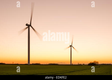 Moderne Windkraftanlagen im Feld bei Sonnenuntergang an einem feinen Winterabend in Lissett, in der Nähe von Beverley, Yorkshire, Großbritannien. Stockfoto