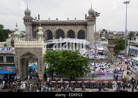 Indische Muslime beten in Makkah Masjid in Charminar auf Eid Stockfoto