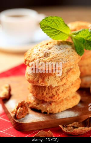 Knusprige Nuss Cookies auf Schneidebrett Stockfoto